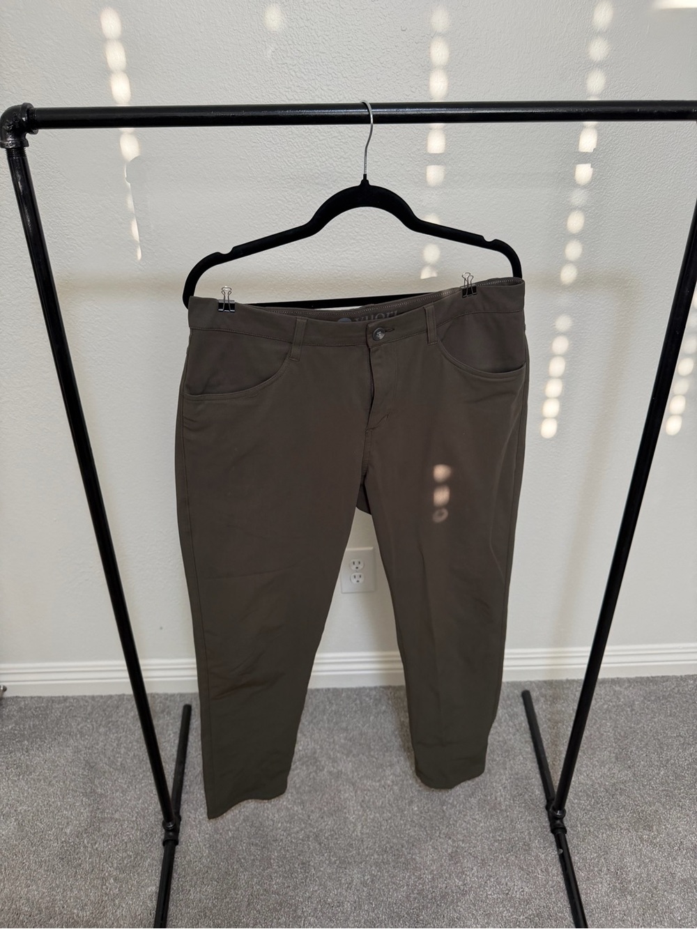 Vuori Men's Olive Chino-Style Stretch Pants